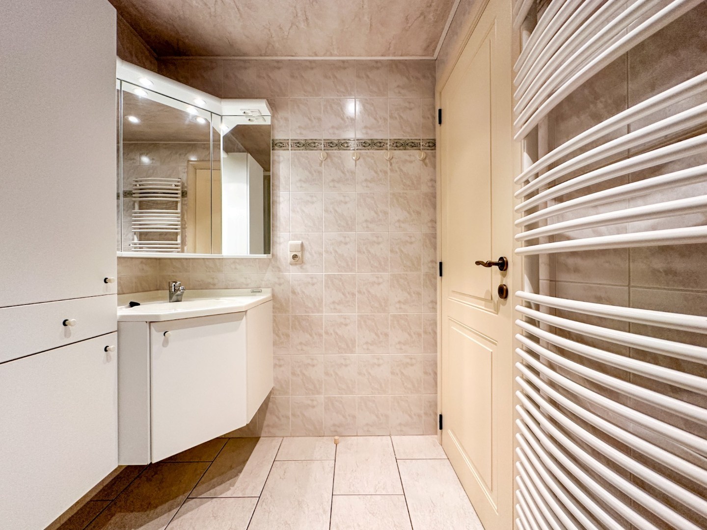 Instapklaar 2-slaapkamer appartement met 2 terrassen (en garage), topligging Torhout. 