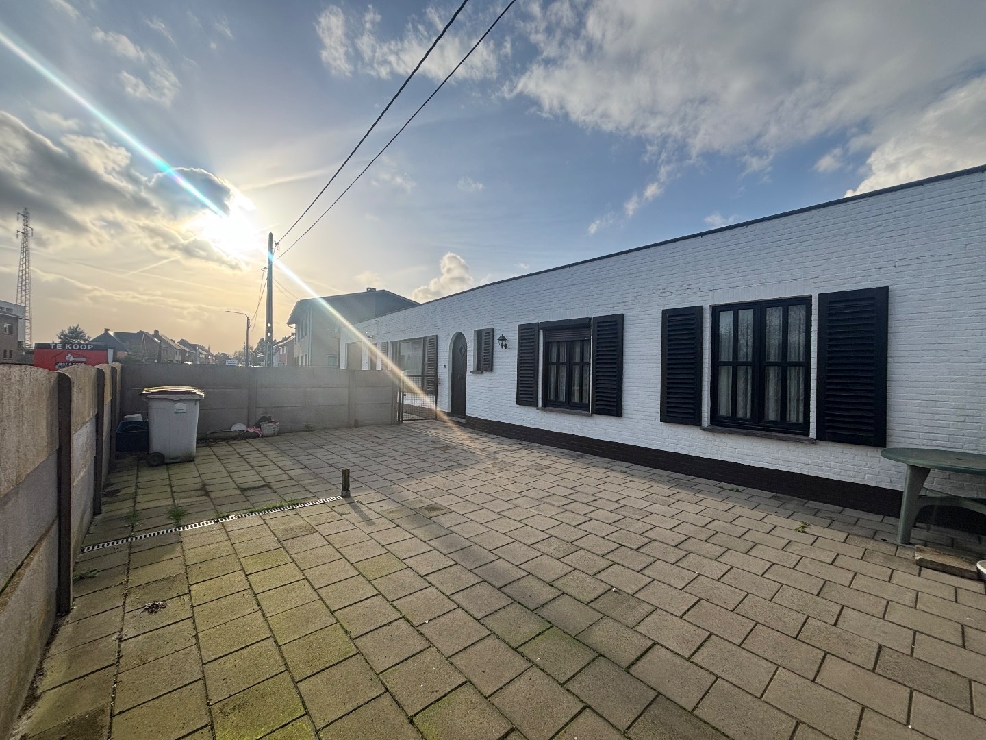 Gelijkvloerse woning met 2 slpk., garage en carport nabij centrum Mol 