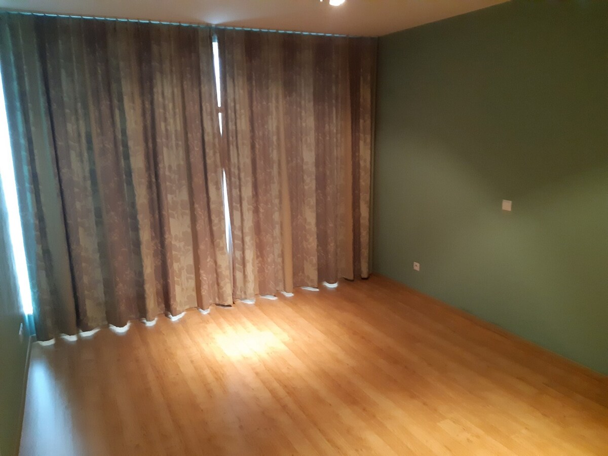 Ruim appartement met 2 terrassen. 