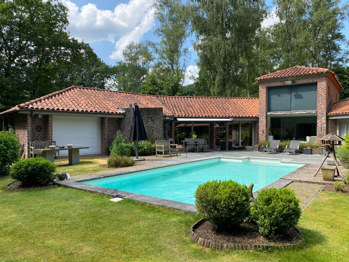 Gelijkvloersvilla op een perceel van 3.500 m² op een toplocatie te Schilde 