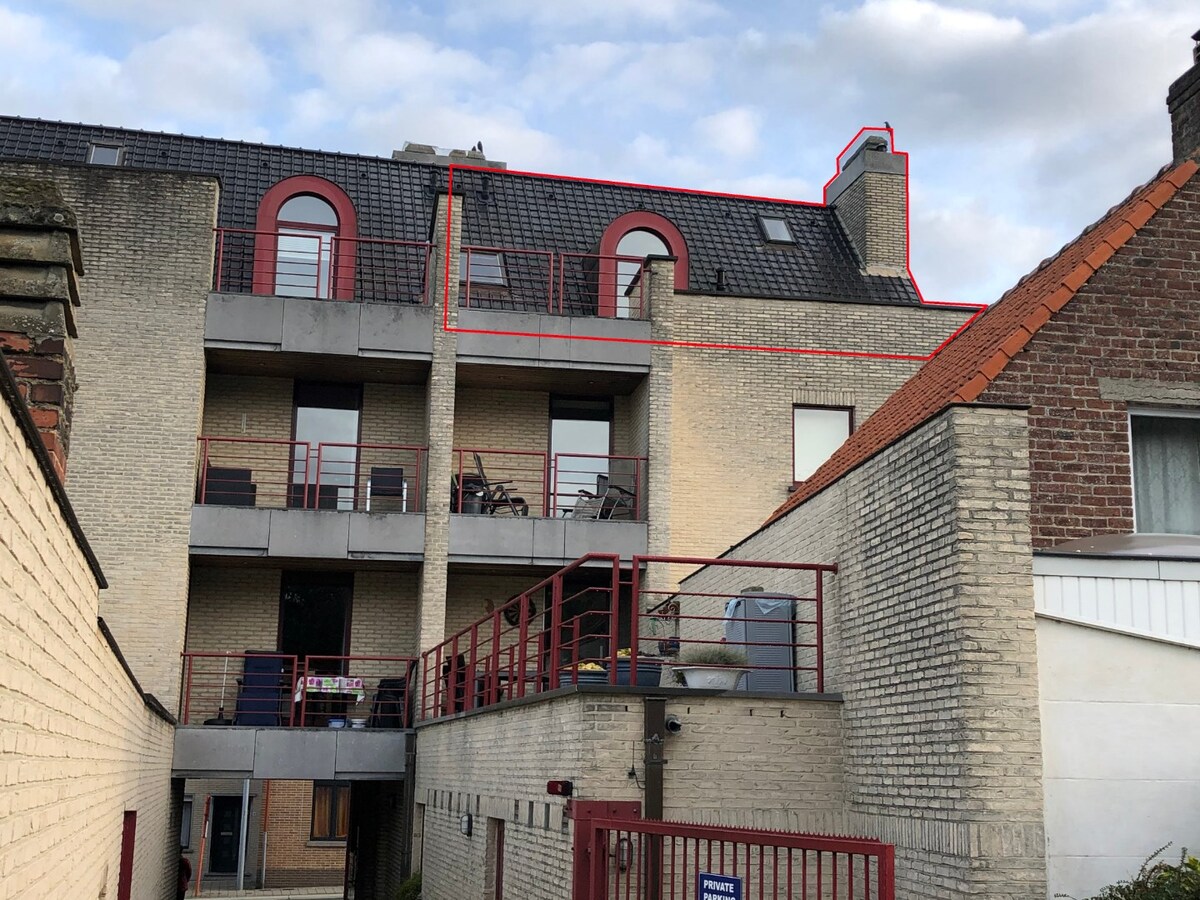 Tijdloos dakappartement met bijzonder ruim terras in centrum Gavere 