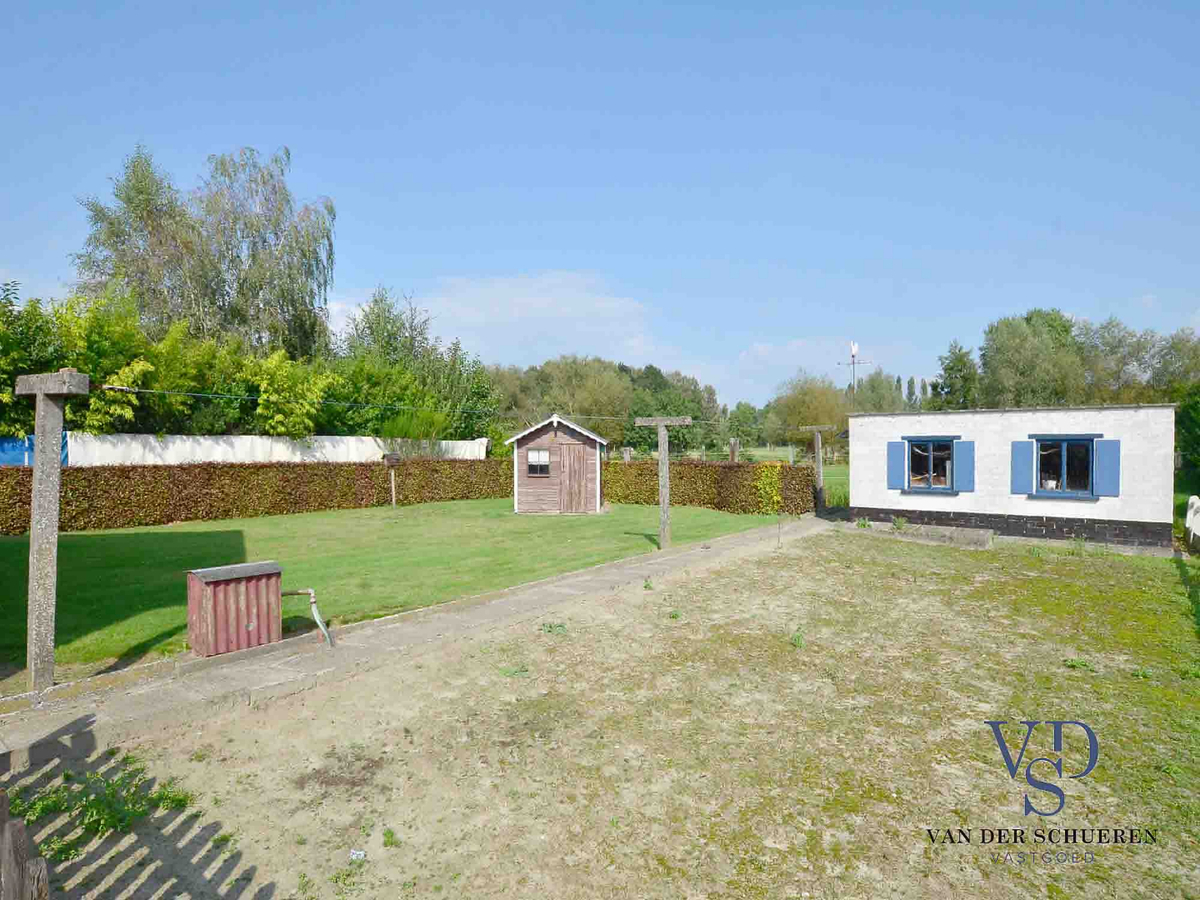 Op te frissen bungalow in doodlopende straat. 