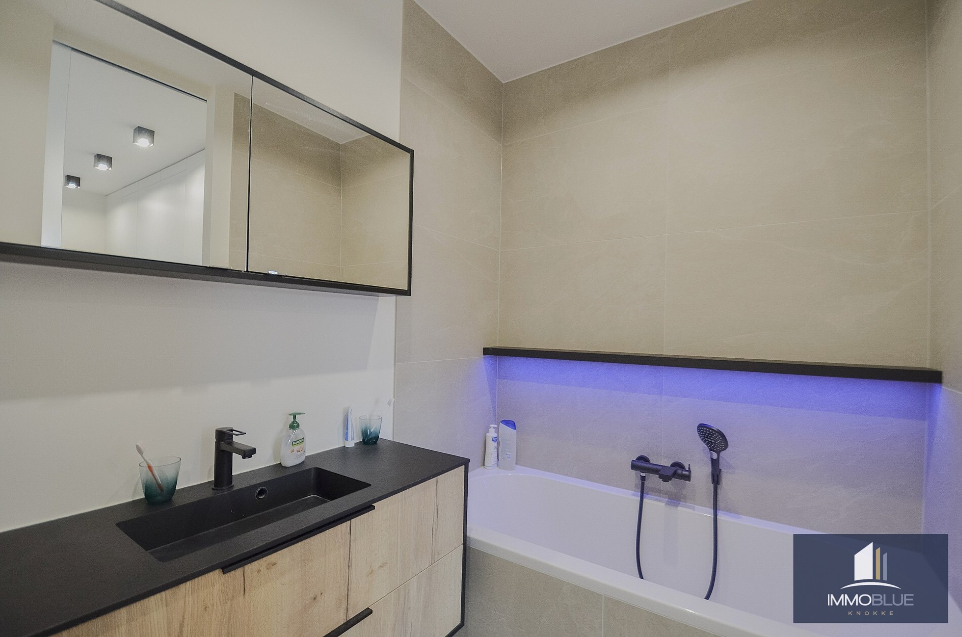 Appartement avec une façade d’environ 5,2 mètres et une grande terrasse ensoleillée. 