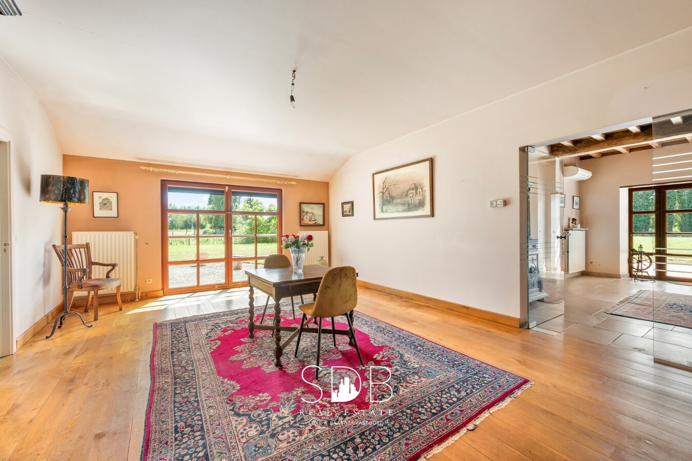 Hedendaagse villa met gezinstuin en graslanden op 7.496m² 