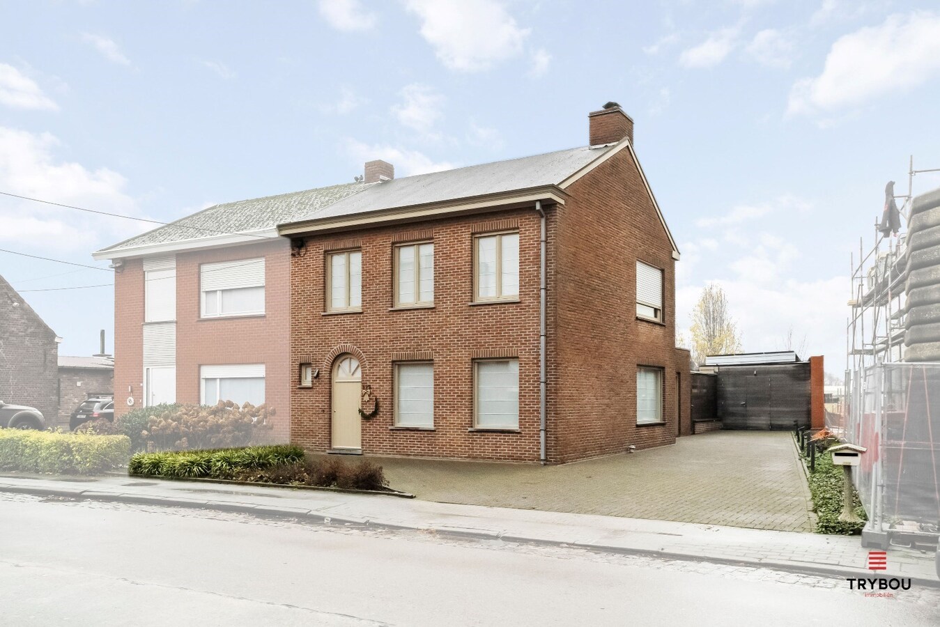 Instapklare halfopen woning met 3 slaapkamers en garage te Oostnieuwkerke 