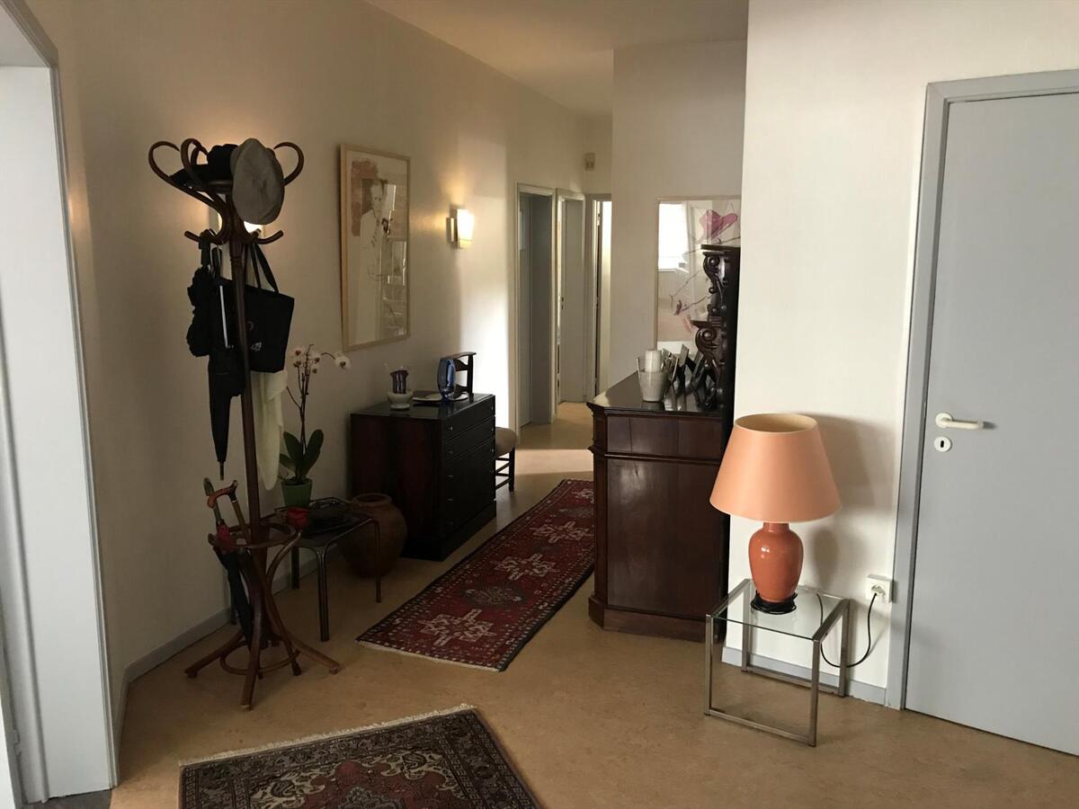 Uitstekend gelegen, lichtrijk appartement met 4 slaapkamers 