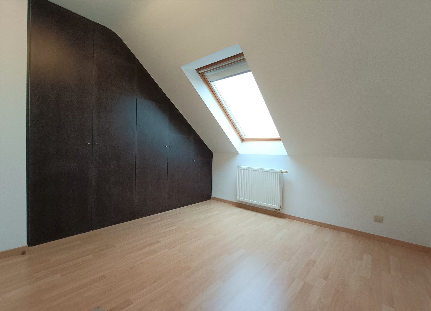 RUIM DUPLEX APPARTEMENT MET TERRAS EN AUTOSTAANPLAATS 