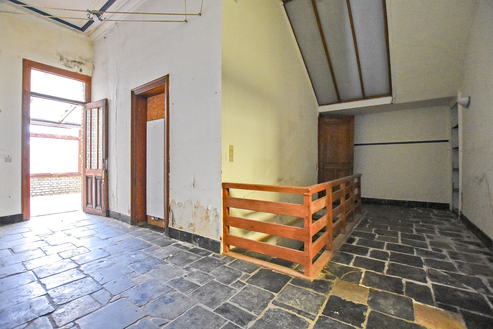 Zeer ruime te renoveren woning centrum Veurne! 