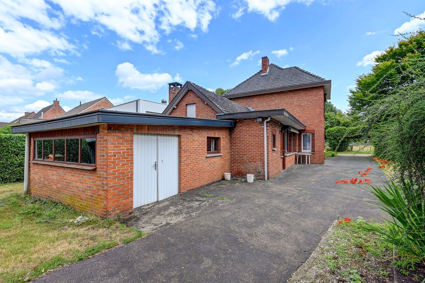 Ruime woning met werkplaats op een perceel van circa 30 are 