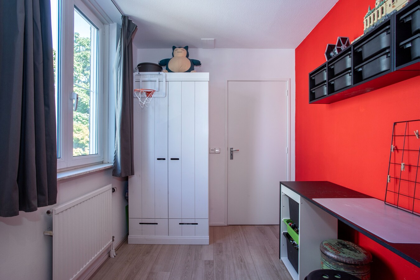 Vrijstaande woning met carport en garage gelegen op een perceel van 437 m2. 