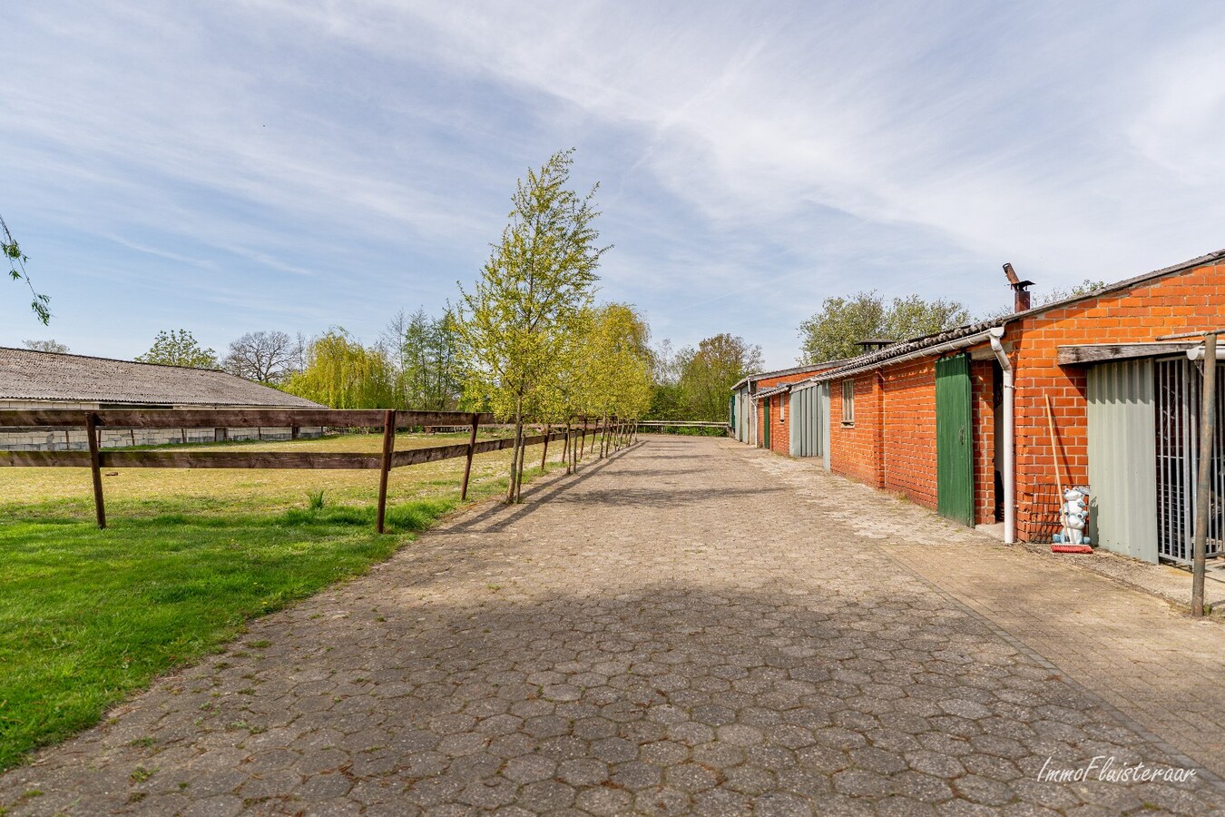 Woning met stalgebouwen en buitenpiste op ca. 6ha te Bocholt 