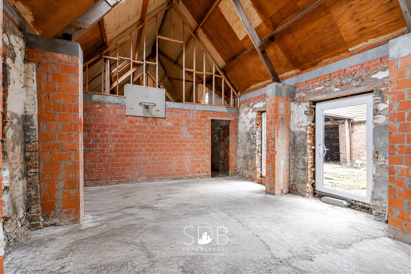 Authentieke hoeve met achterliggend groen op 5.192m² 