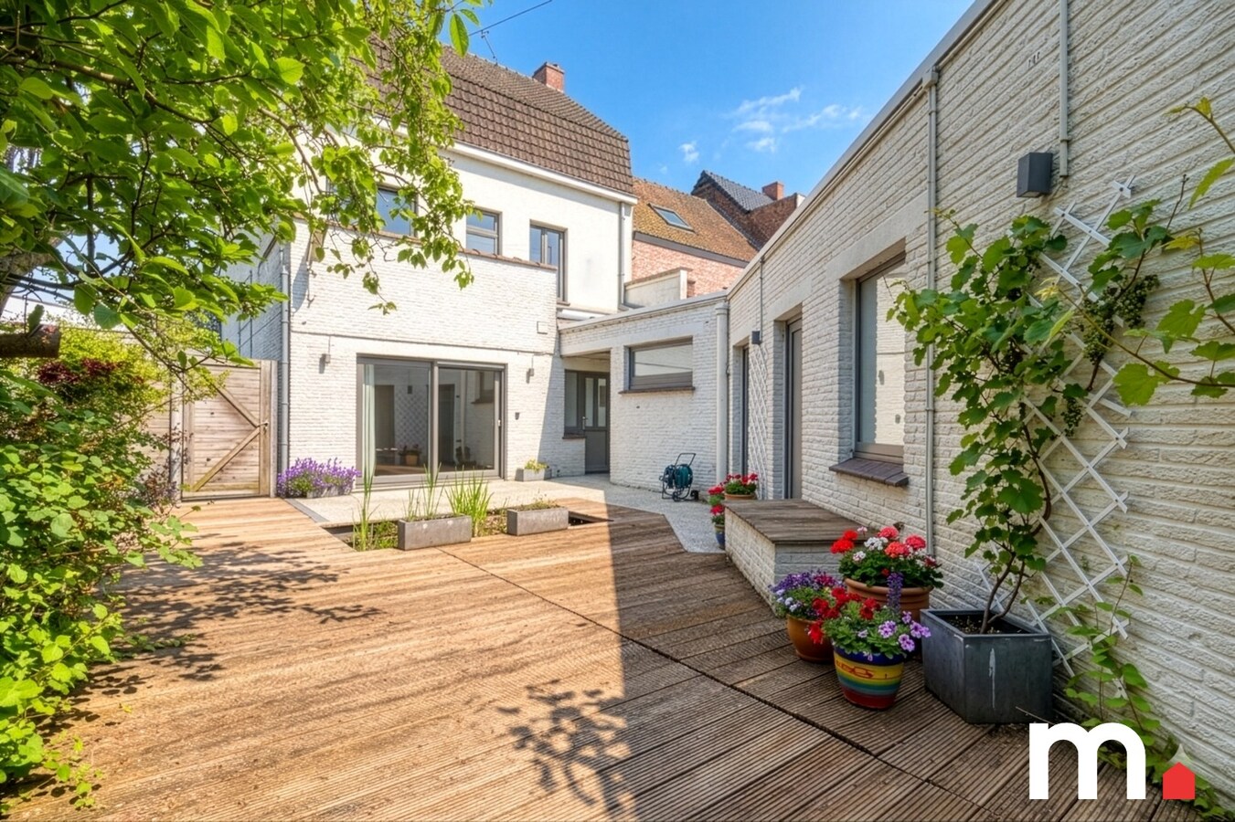 Centraal gelegen woning met privé parkeerplaats te koop in Heule ! 