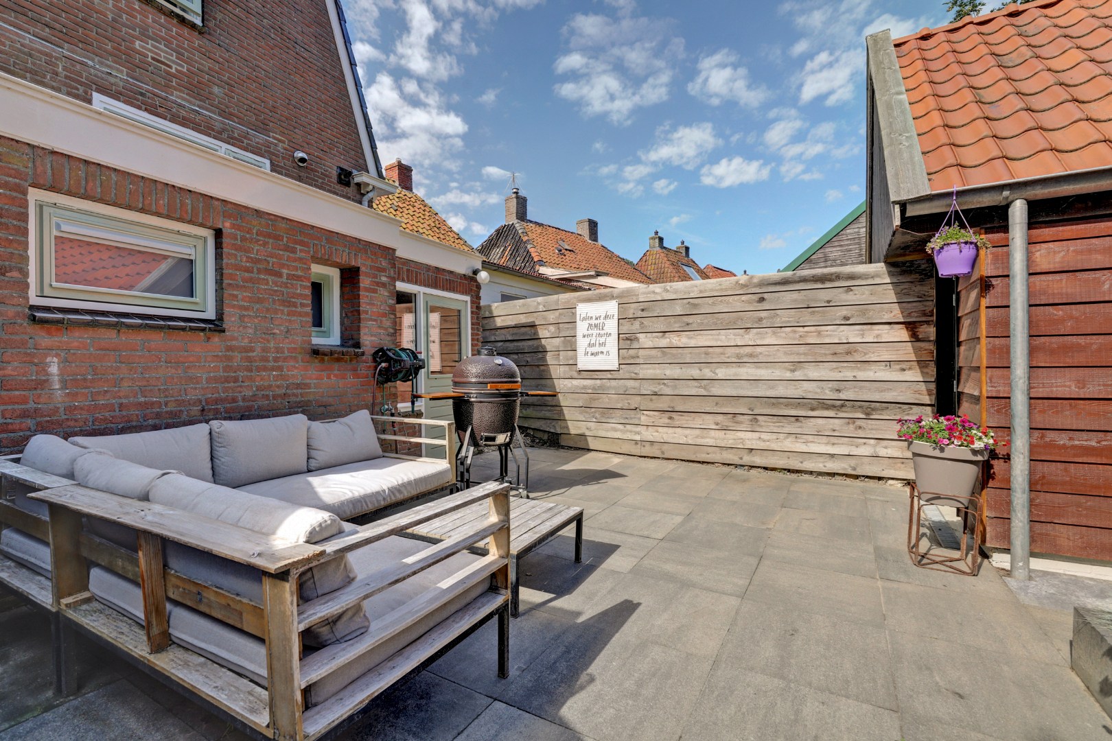 Instapklaar en tot in de puntjes verzorgd, met twee slaapkamers en een fraai verbouwde schuur voor praktijk, werk of hobby. 