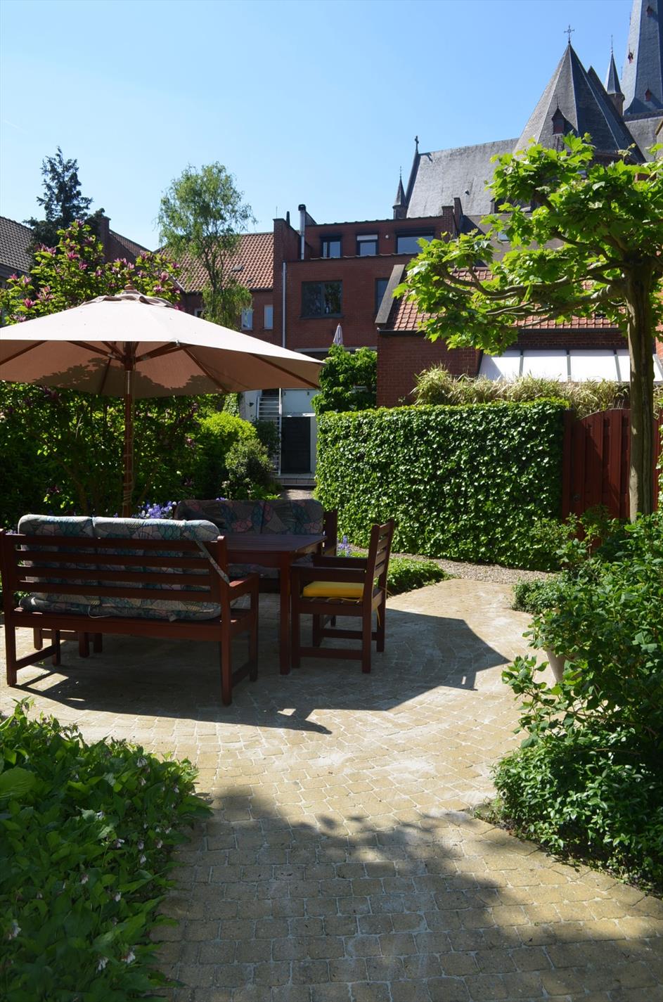 Ruime stijlvolle bel-etage met praktijkruimte, 5 slaapkamers en tuin te centrum Eeklo 