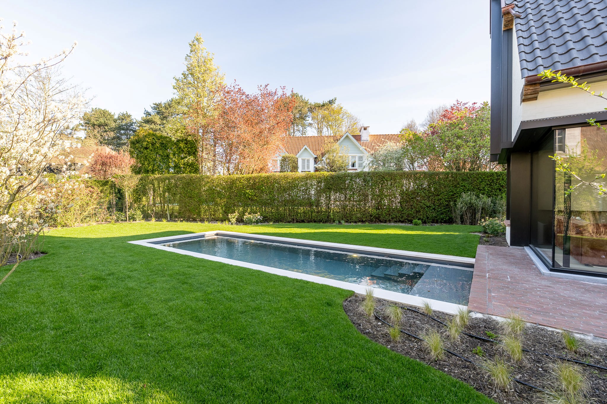 Luxueus gerenoveerde koppelvilla met zwembad in de Noordzeelaan te Knokke. 