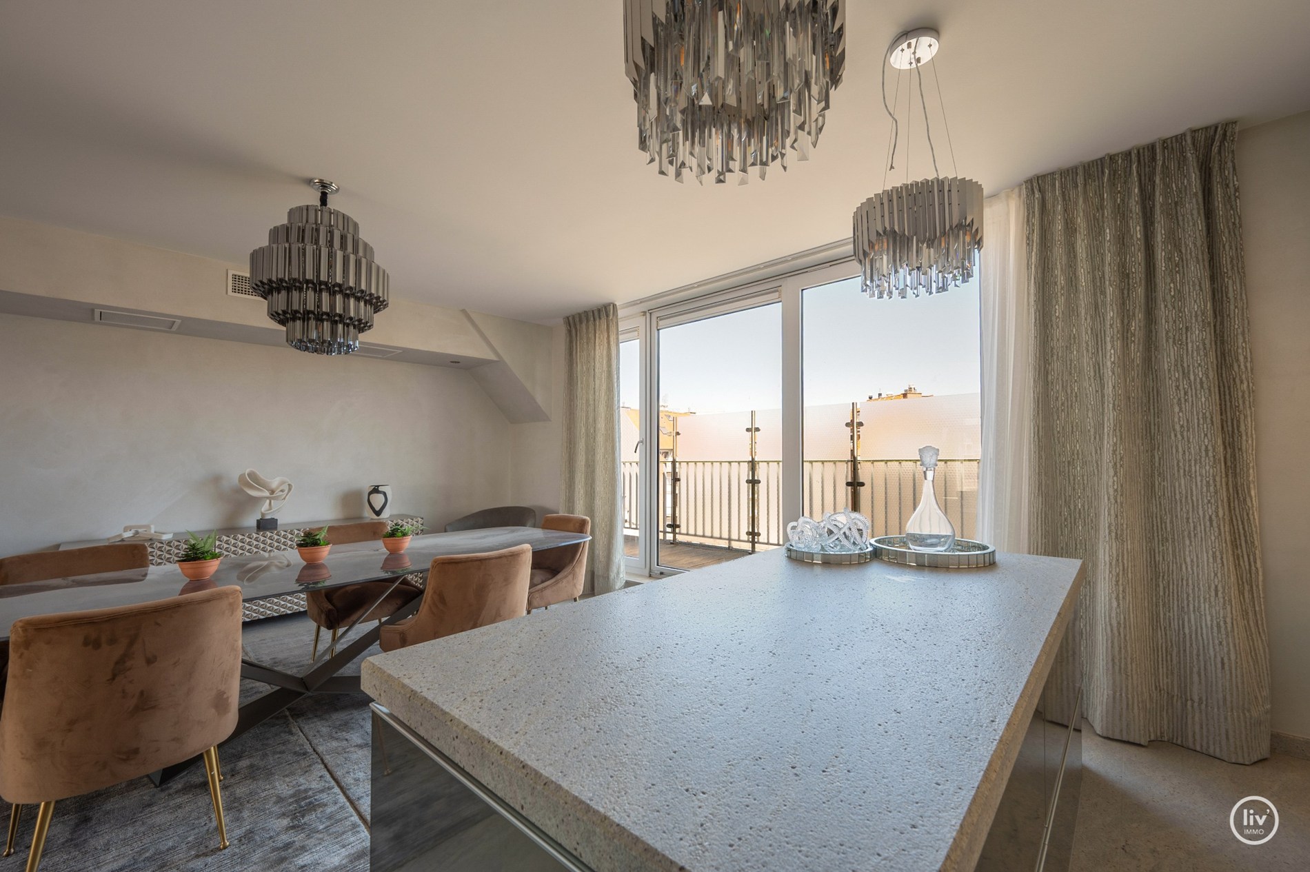 Magnifique et spacieux appartement de 3 chambres avec de belles terrasses et une vue dégagée agréable. 