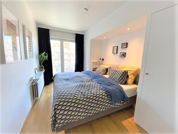 Zonnig en recent gerenoveerd appartement met 2 slaapkamers, gelegen op de Dumortierlaan, 