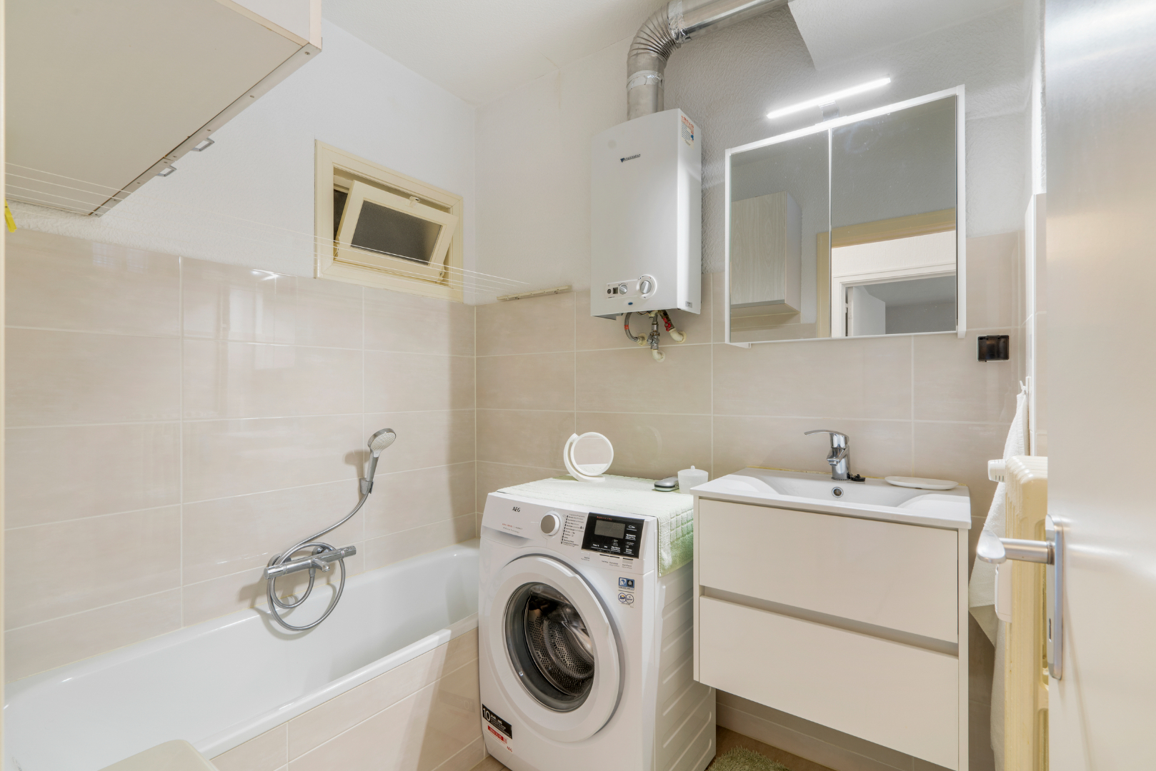 OPBRENGSTEIGENDOM MET 7 APPARTEMENTEN EN 7 GARAGEBOXEN 