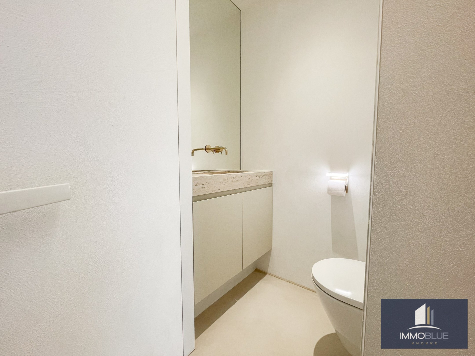 Luxueus volledig gerenoveerd appartement met een weids uitzicht gelegen in het Zoute. 