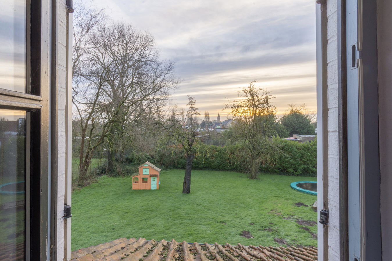 Idyllisch gelegen hoeve-villa met schuur 