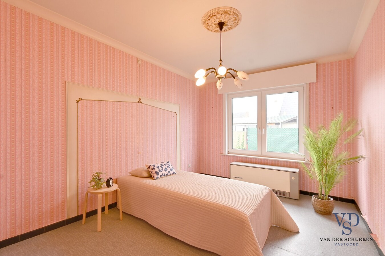 Bungalowwoning met afzonderlijke loods 