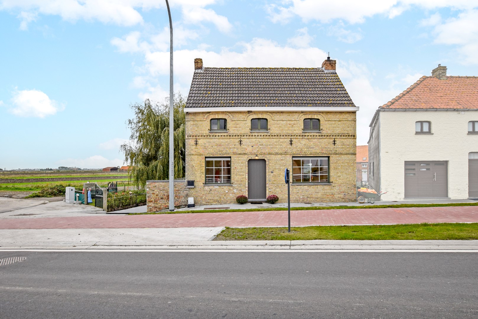 Open bebouwing met 4 slaapkamers op een prachtige locatie vlakbij de Ijzer 