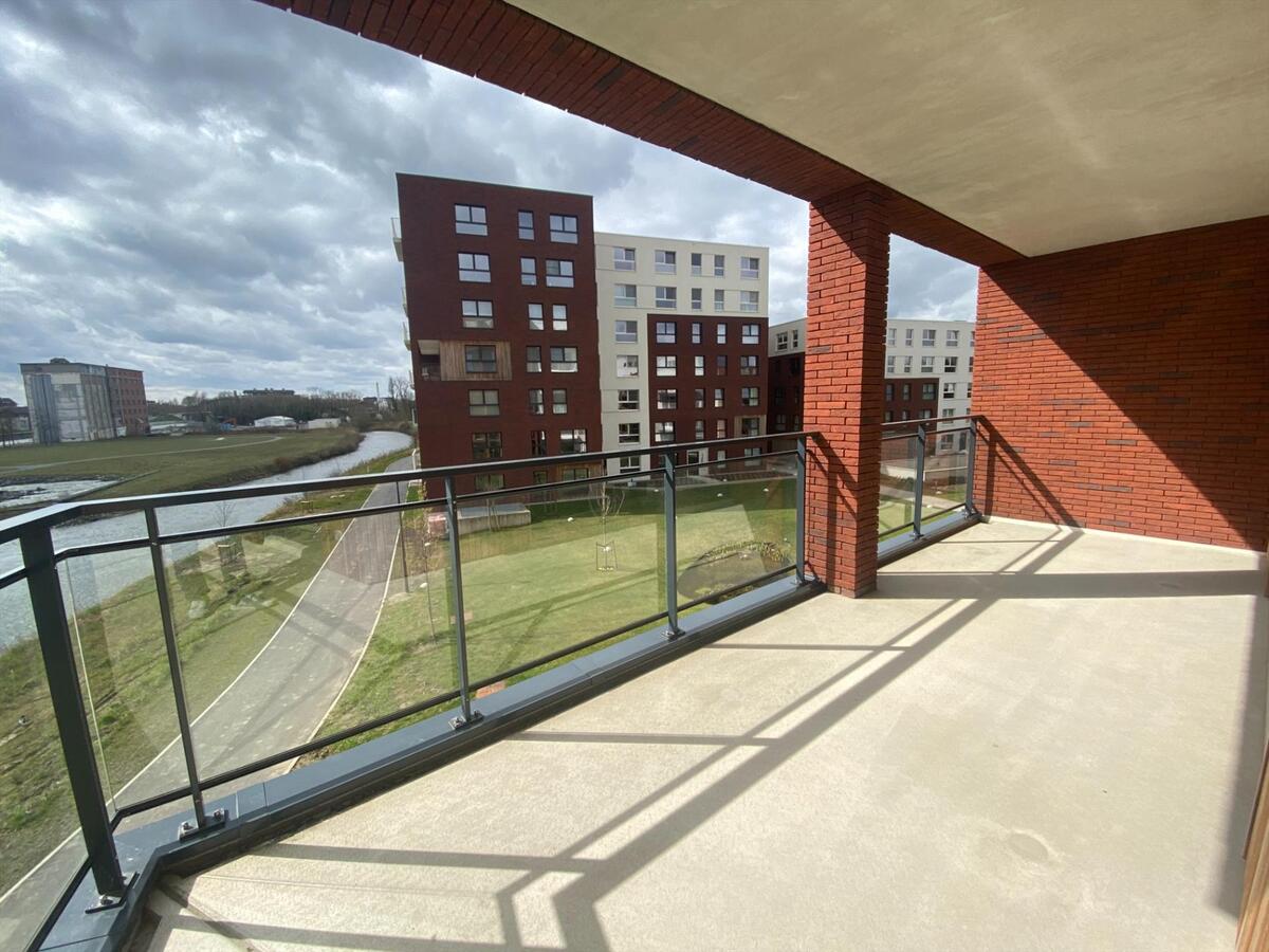 Ruim appartement op de tweede verdieping met prachtig zicht op de Leie 