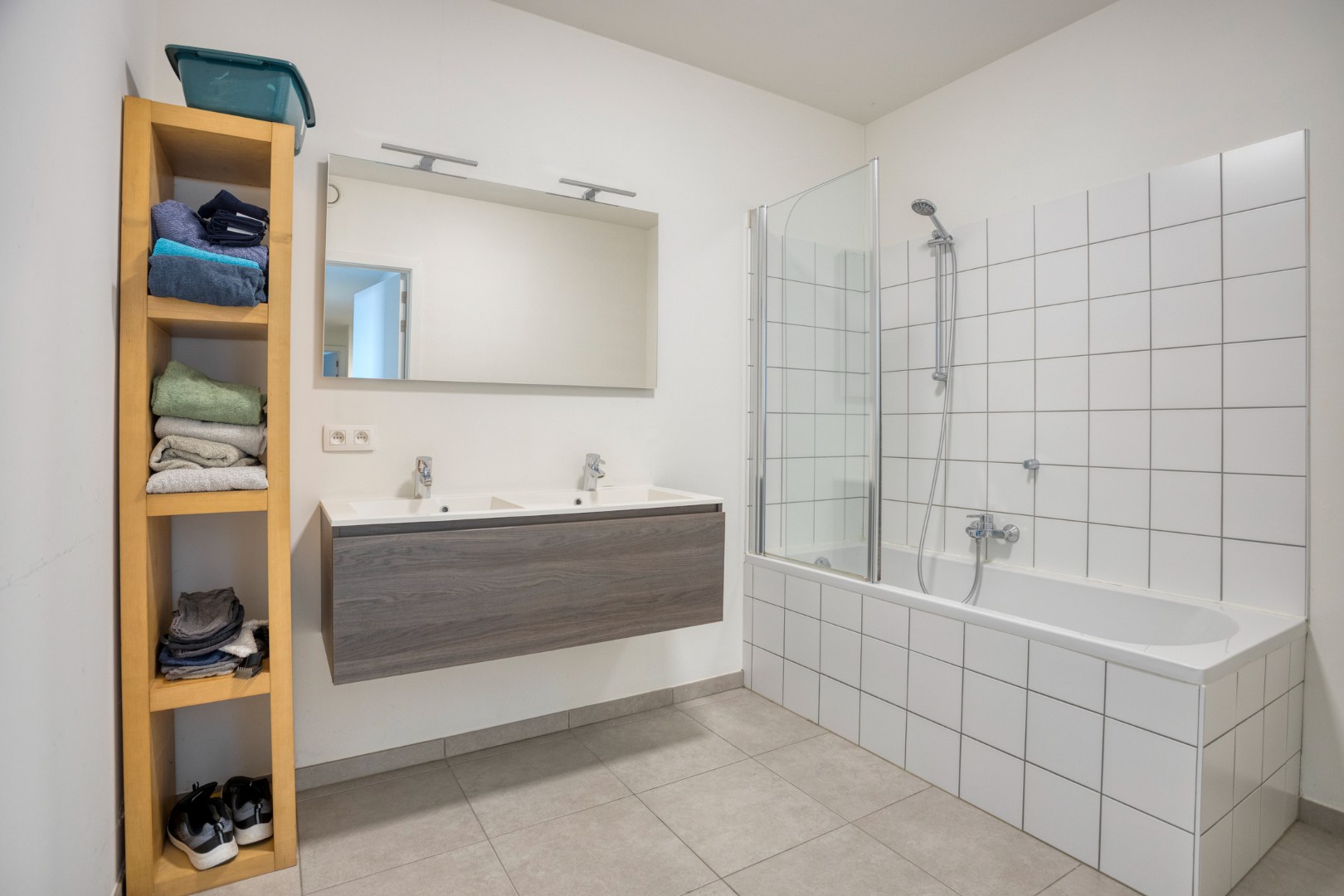 Badkamer met bad/douche combinatie