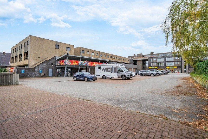 Rijksweg: Commercieel goed gelegen handelspand (ca 1.100 m²) met private parking (60 pl.) en gem. parking (72 pl). 
