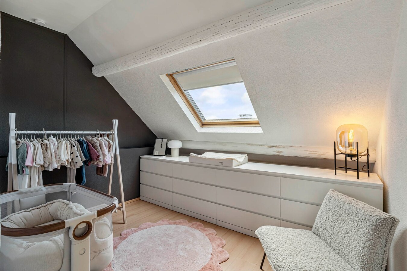 Comfortabel, mooi gerenoveerd duplex-appartement mét ruim terras en carport! 