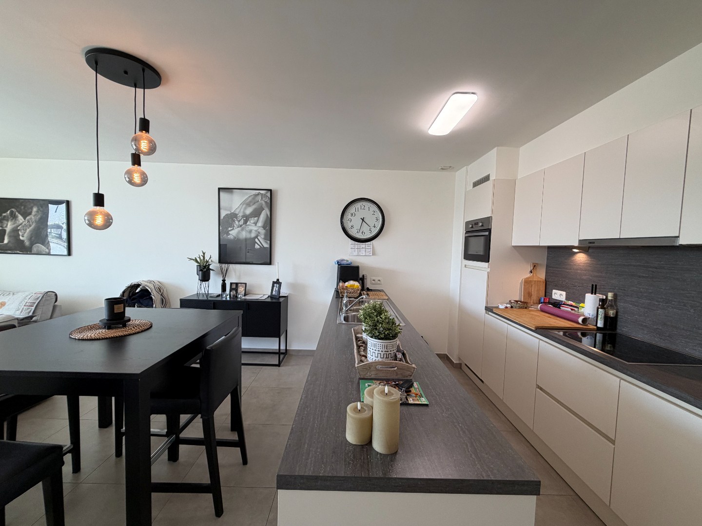 Verzorgd appartement met 2 slaapkamers, terras en garage. 