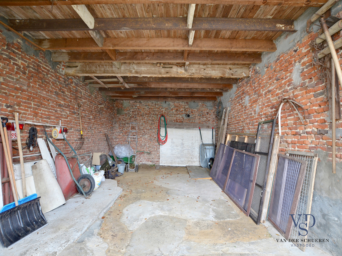 Stevige woning met karaktervolle stallingen in hartje Dikkelvenne. 