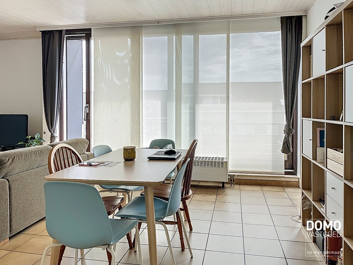 RUIM APPARTEMENT MET 2 SLAAPKAMERS, ZUIDGERICHT TERRAS EN AIRCO 