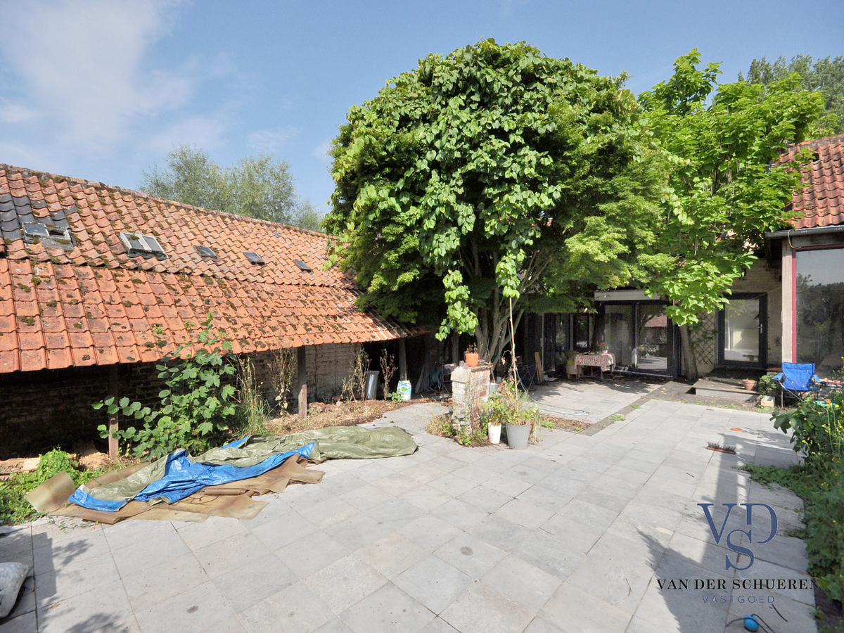 Idyllische woning met schuur. Uitzonderlijk gelegen. 