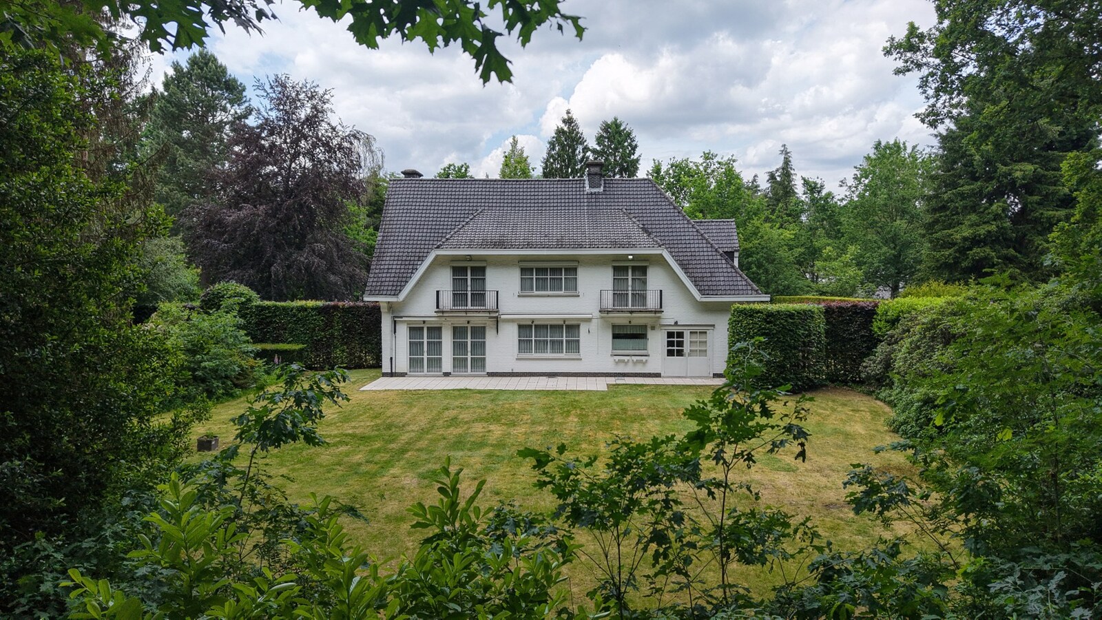Klassieke villa op een perceel van 3.890 m² met een straatbreedte van 40 meter en Zuid-Oriëntatie te Schilde 