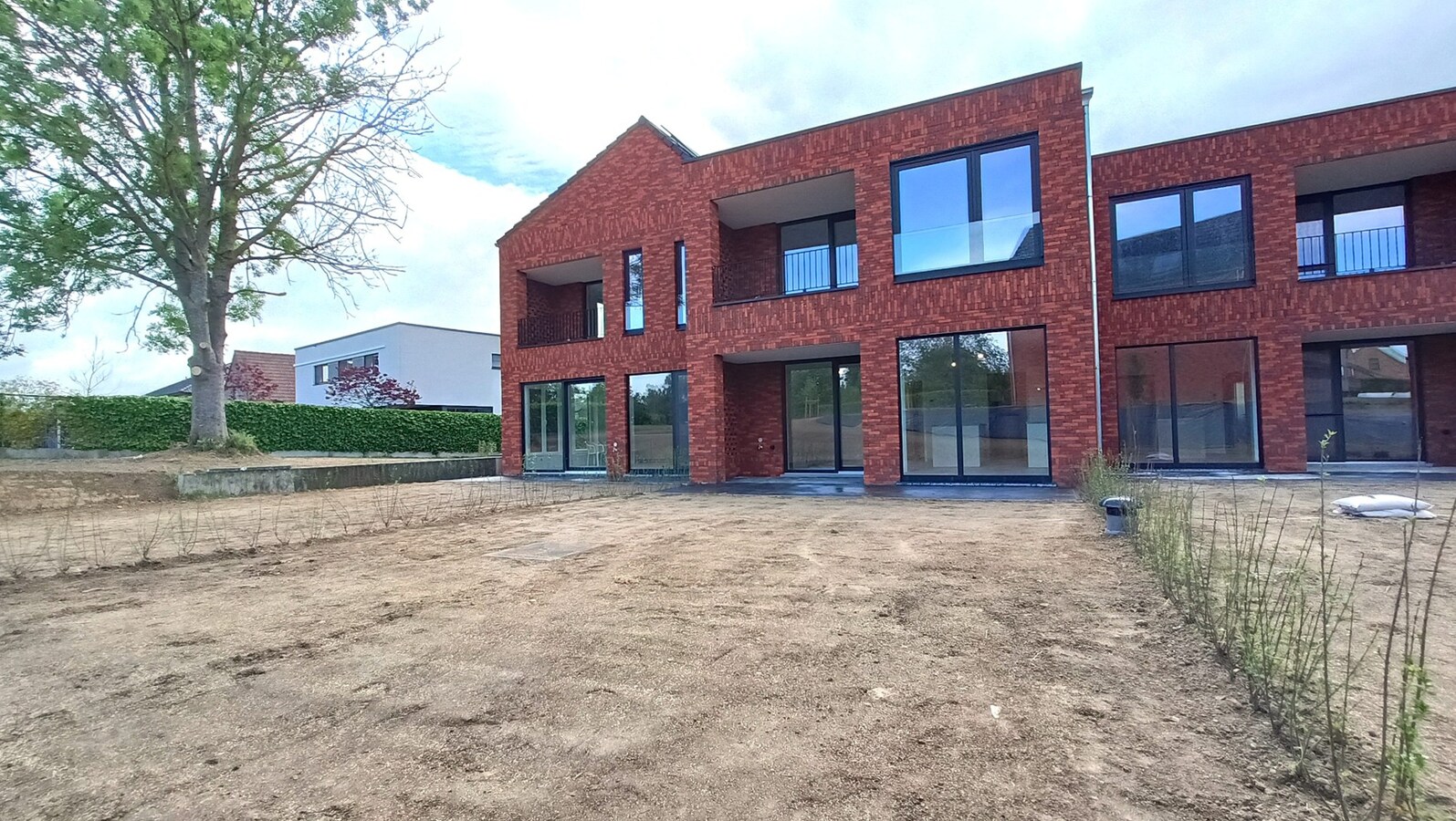 Nieuwbouwappartement met tuin en terras 