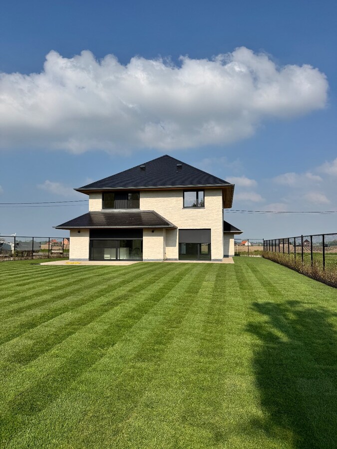 Instapklare nieuwbouwwoning met 4 slaapkamers en bureau te Kortemark 