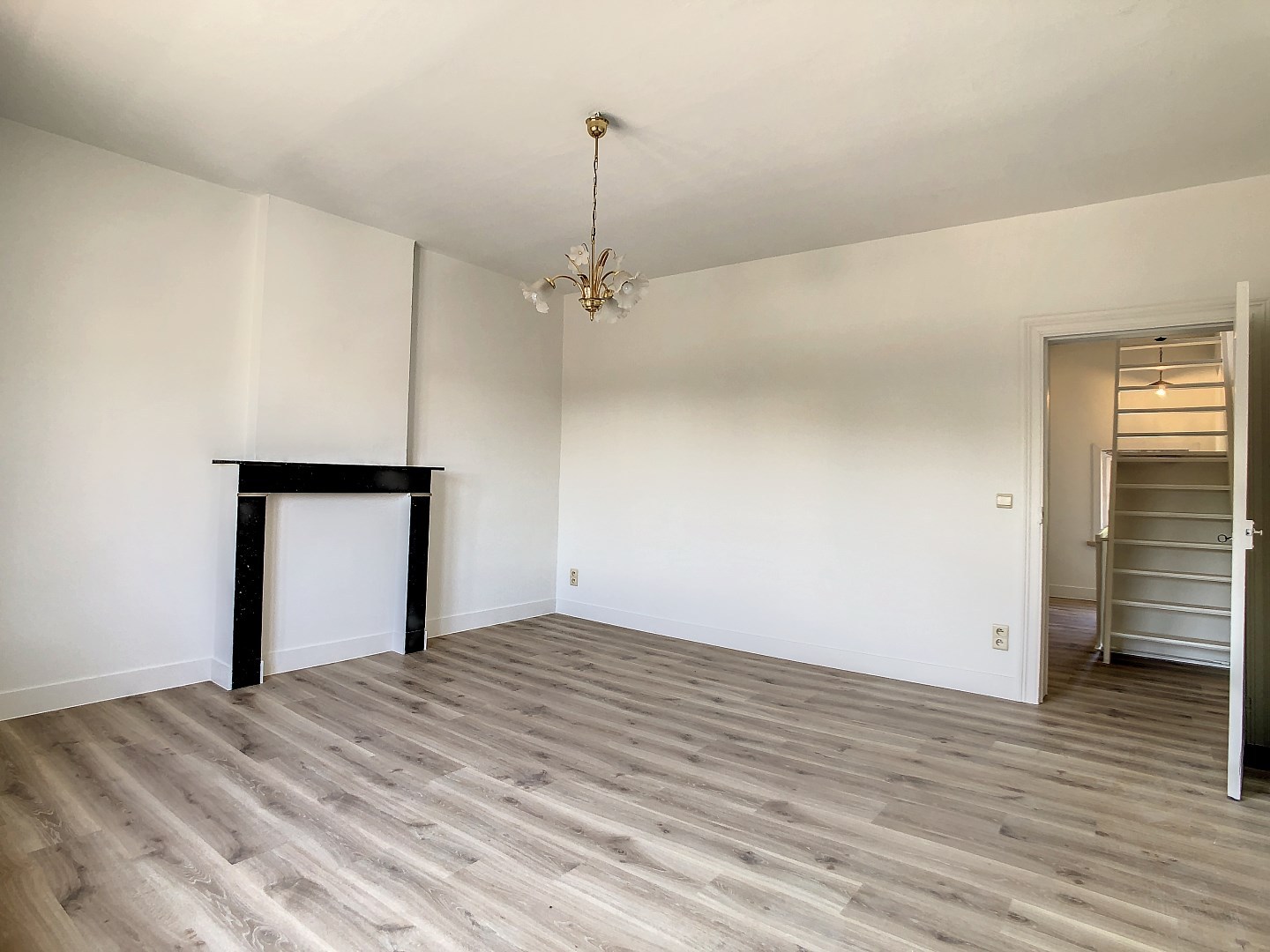 Centraal gelegen woning met twee ruime slaapkamers, zonnige tuin en droge kelder - EPC 252 kWh/m² - bewoonbare oppervlakte van 143 m² 
