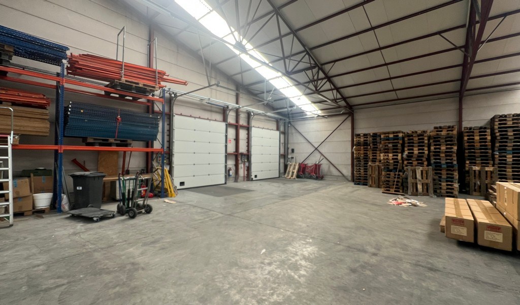 Recent bedrijfsgebouw met prachtige kantoren te huur in Lokeren