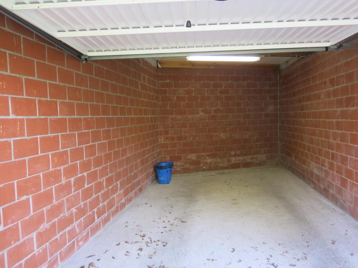 Ruim duplex-appartement met garage 