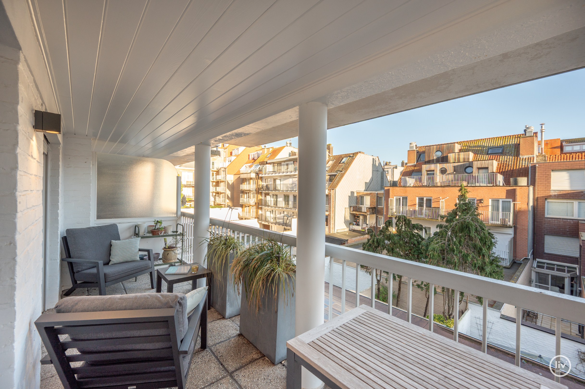 Appartement de 2 chambres entièrement rénové et élégant avec une grande TERRASSE situé à proximité de l'avenue Dumortier. 