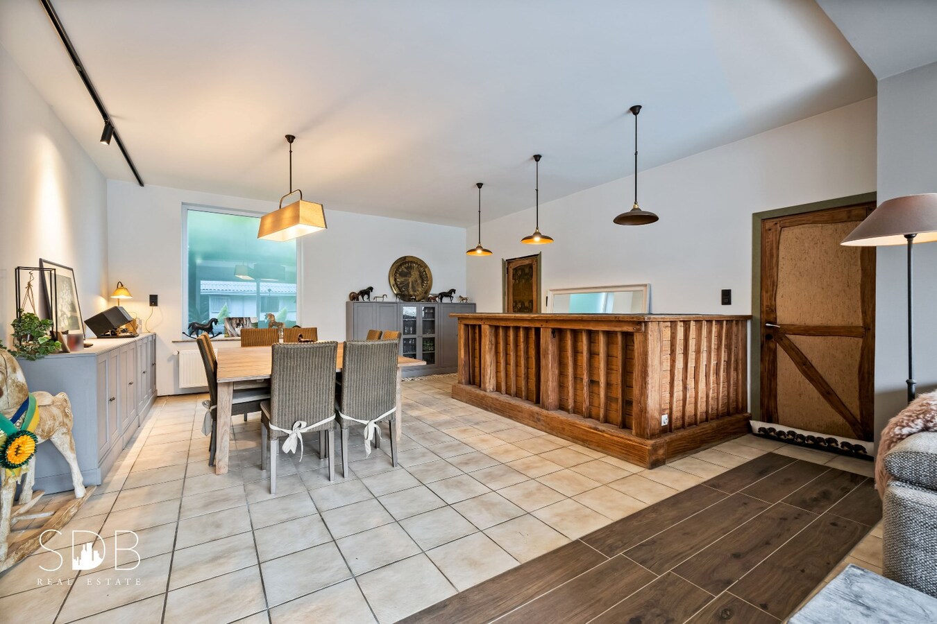 Hedendaagse woning met paardenfaciliteiten op circa 1,5ha 