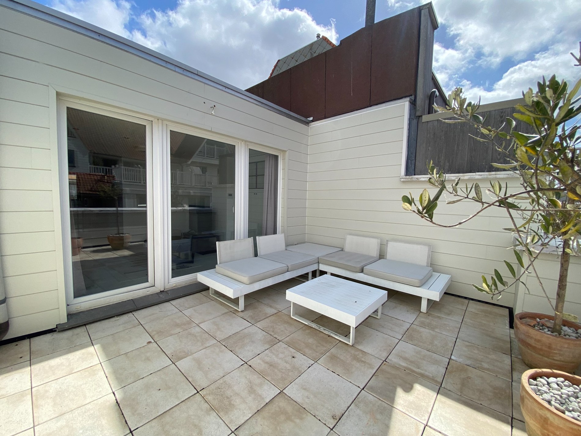 GEMEUBELD: Lichtrijke en recent gerenoveerde penthouse met ruim zuidgericht terras van 19m2, op wandelafstand van het strand en de winkels. 