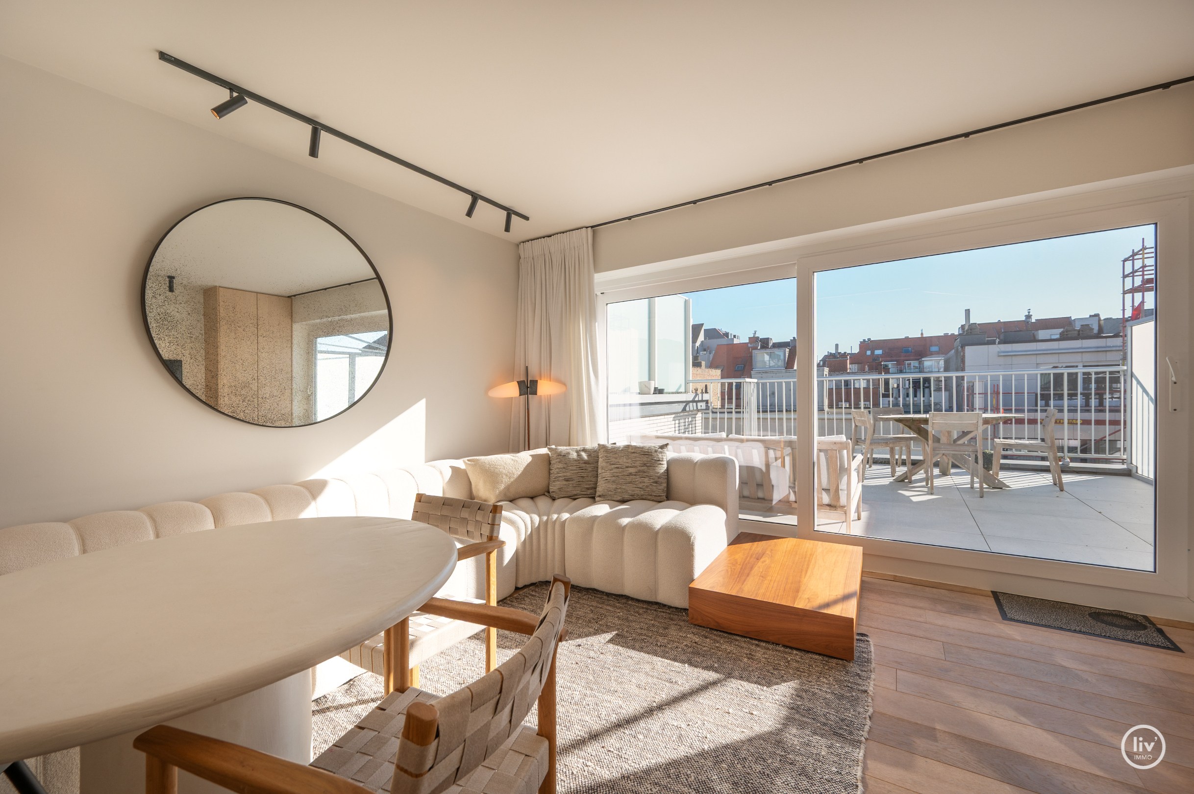 Prachtig gerenoveerd appartement met 2 slaapkamers gelegen in een zijstraat van de zeedijk en op wandelafstand van het Driehoeksplein. 