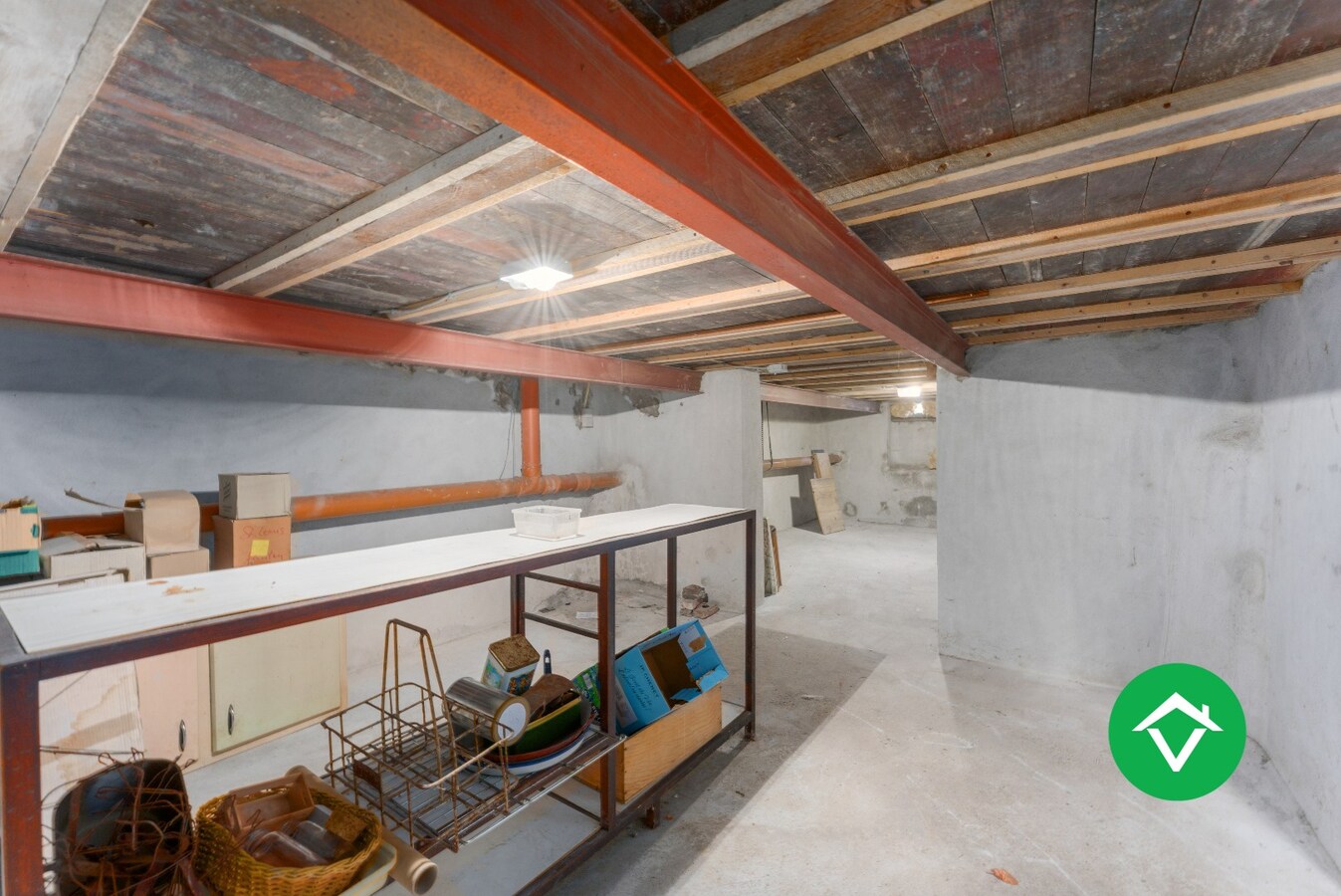 Ruim herenhuis met 4 slaapkamers en aparte garagebox in centrum Gistel 