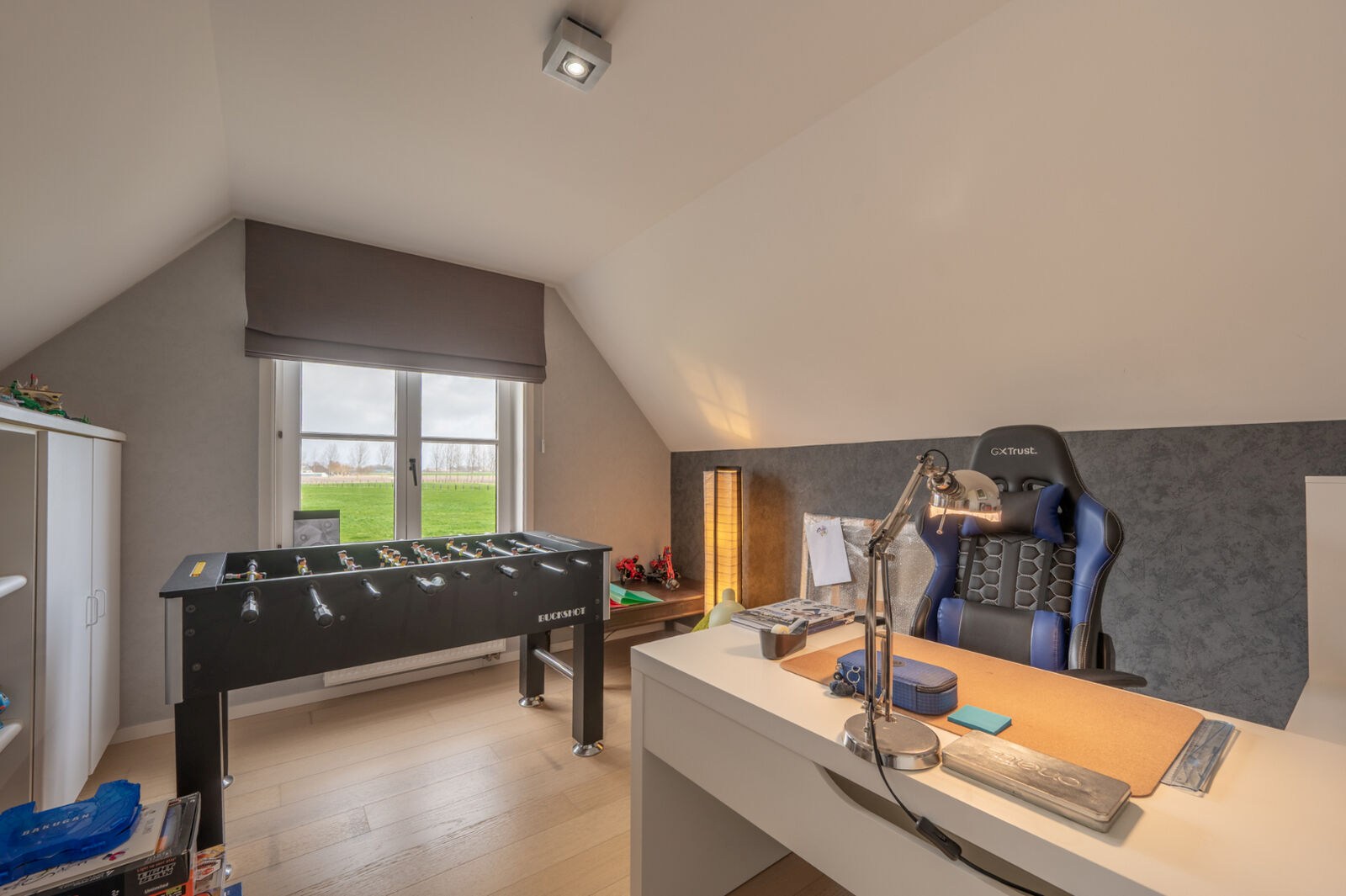 Prachtig gerenoveerde alleenstaande villa geniet van een uitstekende centrale ligging, op slechts enkele minuten van het centrum van Knokke. 