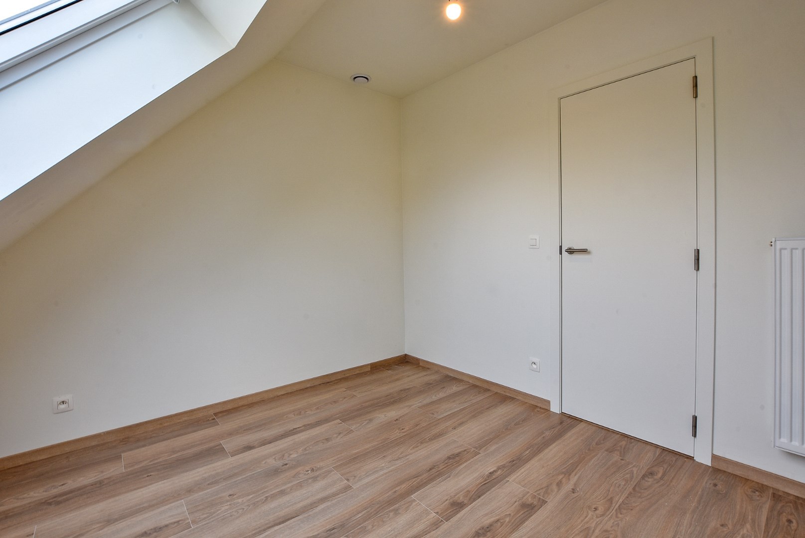 Ruime energiezuinige nieuwbouwwoning (2024) met inpandige garage op 193m² gelegen te Houthulst. 