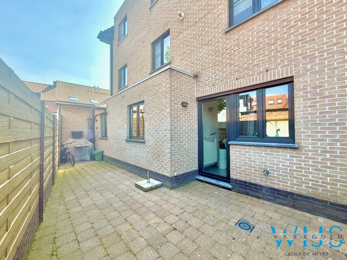 Gelijkvloers tweeslaapkamer appartement in hartje Ertvelde! 