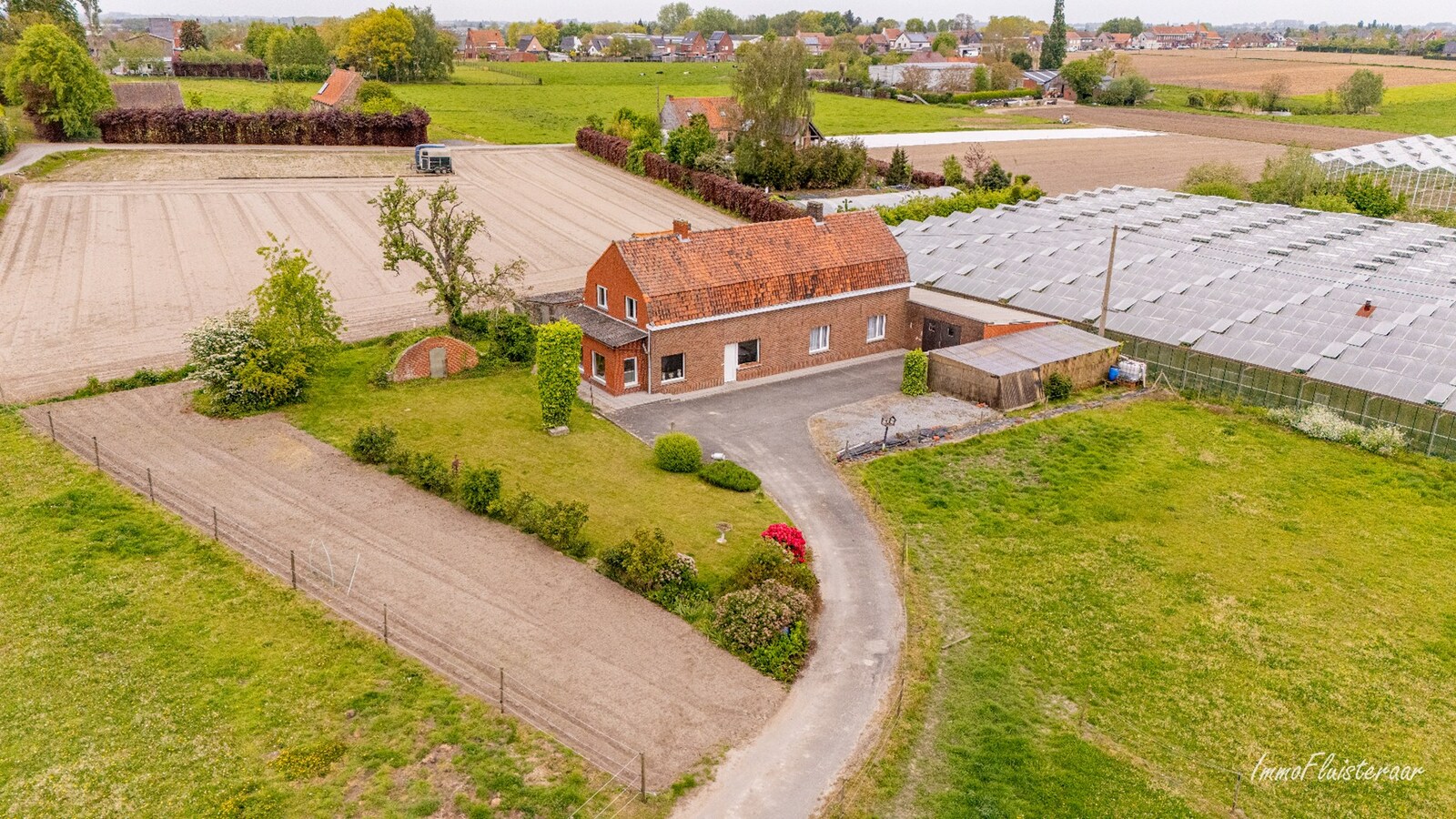 Te renoveren woning met bijgebouw en weiland op ca. 4813 m² 